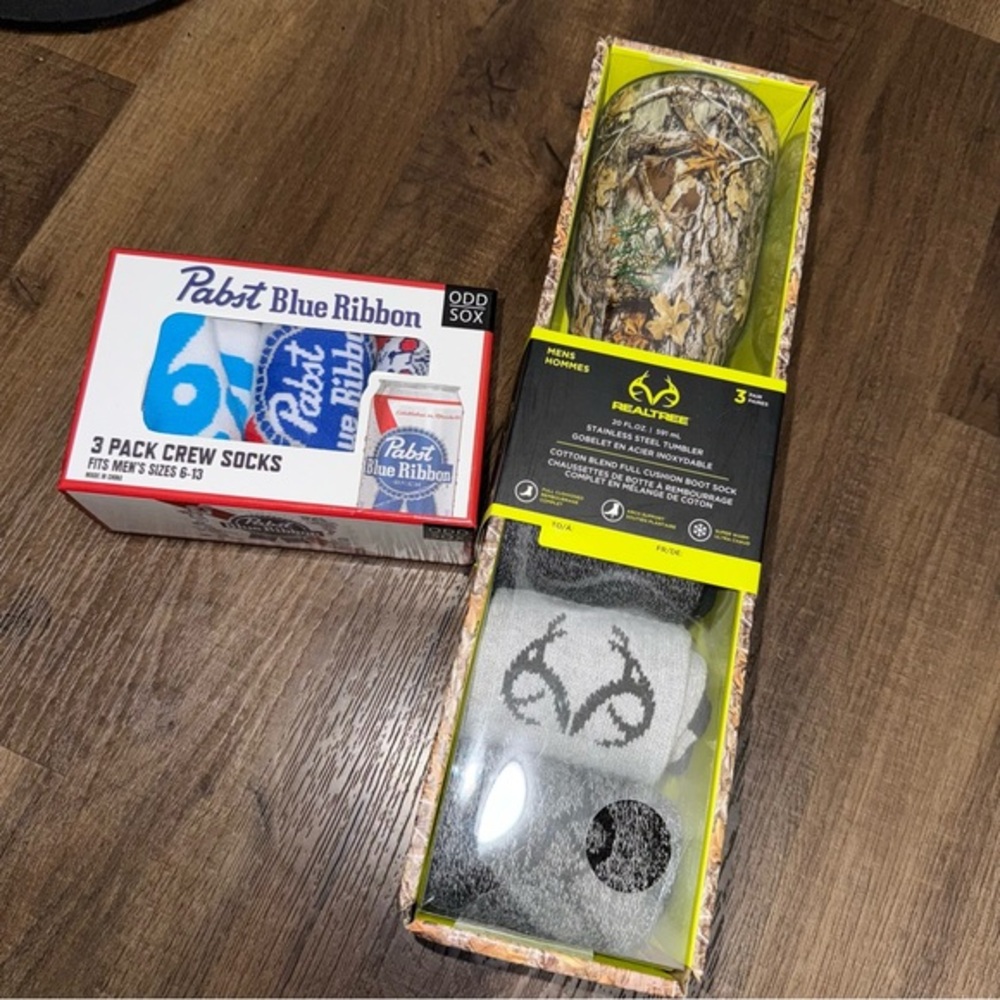 New in box! Men’s winter Socks Bundle with Stainless Steel Camo Tumbler